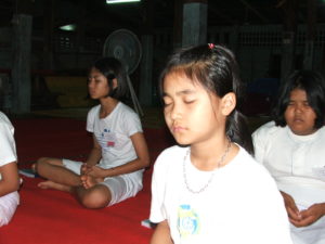 Thai_Buddhist_children_sitting_and_concentrating