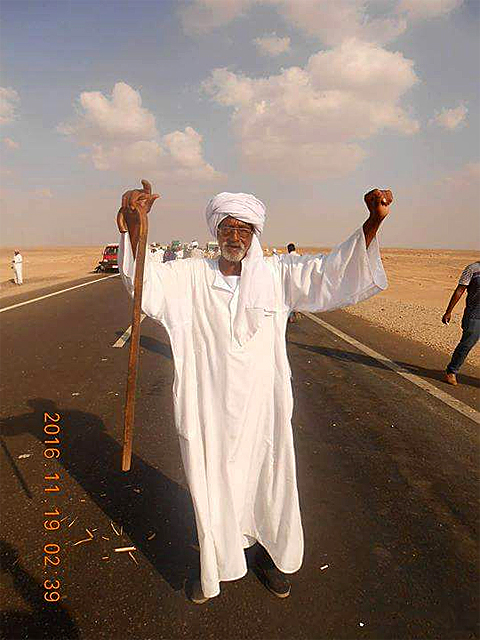 A Nubian man protesting on the Aswan to Abu Simbel highway, November 19, 2016 (Photo from the news blog Egyptian Chronicles, Creative Commons license)
