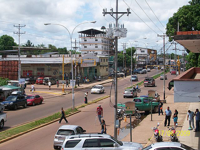 The Avenida Orinoco near the indigenous market in Puerto Ayacucho (Photo by Solem Josias in the Wikipedia, Creative Commons license)