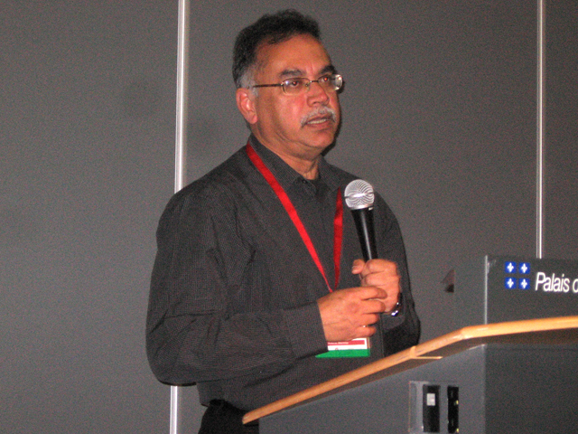 Alberto Gomes delivering a paper, November 2011 