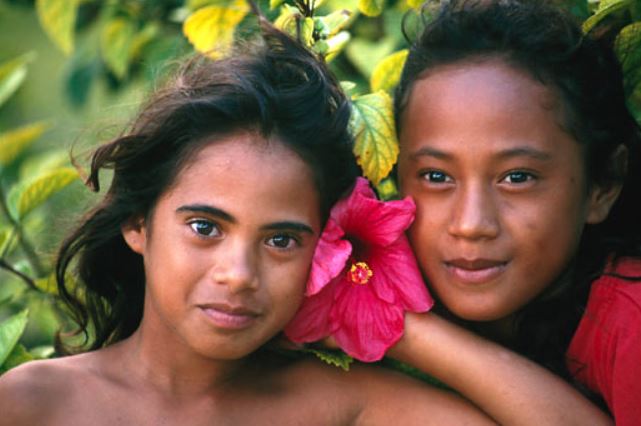Two Tahitian women 
