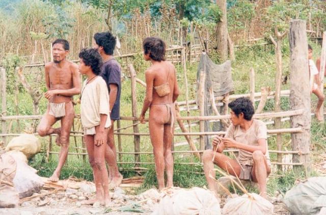 Some Tawbuid men, close Mangyan neighbors of the Buid, socializing while waiting for a bus (Photo by Derek Daniel on Wikipedia, Creative Commons license)